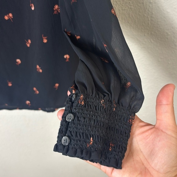 Madewell Georgette Smocked Mockneck Top in Amie Floral Black size Small - Picture 6 of 12
